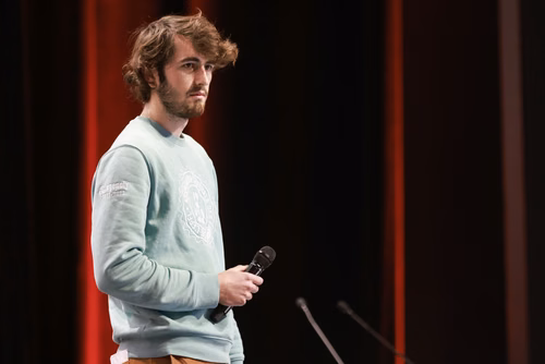 Un événement d’envergure pour préparer son avenir. Comme chaque année, l’EPFL, via son Service de promotion de l’éducation et en collaboration avec ses facultés, se réjouit d'accueillir les gymnasiennes et gymnasiens sur son campus. L’École propose de venir découvrir ses filières de formation, sa communauté estudiantine, son corps enseignant, ses équipes de recherche, les divers services dédiés aux étudiantes et étudiants débutant à l’EPFL, ainsi que les multiples associations chargées d’animer la vie socia