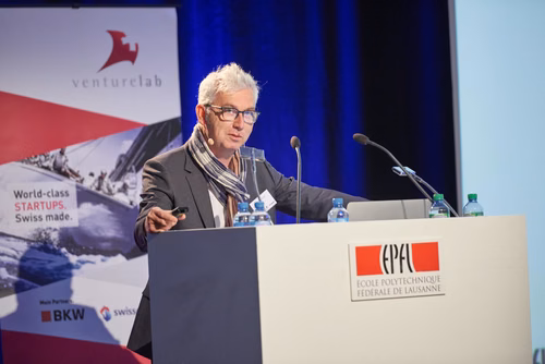 22 entrepreneurs ont participé au concours de “pitch” devant 400 personnes lors de la Startup Champions Seed Night coorganisée par l’EPFL Alumni et venturelab au Forum Rolex Learning Center. Tej Tadi (PhD SV’11), fondateur et CEO de MindMaze, était l’invité d’honneur de cette édition.