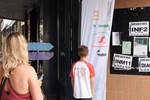 Le championnat des jeux mathématiques et logiques est une compétition populaire et scolaire organisée chaque année à l’échelon européen. Il voit s’affronter des passionné·e·s de mathématiques de toutes générations venus d’une douzaine de pays. Sa finale internationale, qui a traditionnellement lieu à Paris, sera cette année organisée à Lausanne (EPFL). La FSJM gère depuis plus de 30 ans l’organisation de ce championnat en Suisse. Finale sur le Campus EPFL