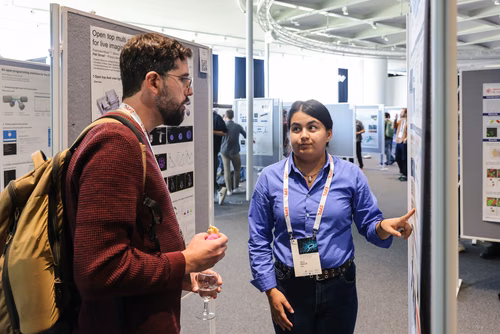 The theme of the conference is “Enabling Discovery by Integrating Microscopy, Machine Learning, and Automation”. The first of its kind in the field, it will bring together about 150 scientists from Europe and abroad working at the forefront of imaging, AI, and hardware development to re-imagine the microscope of the future. Posters session