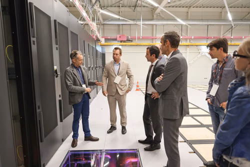 Après 3 ans de travaux, l’EPFL inaugure aujourd’hui sa nouvelle centrale thermique qui permet au campus lausannois de se chauffer et de se refroidir intégralement avec l’eau du lac et en exploitant la chaleur dégagée par son centre de données. Pour l’École, il s’agit d’une étape majeure en vue d’atteindre la neutralité carbone.