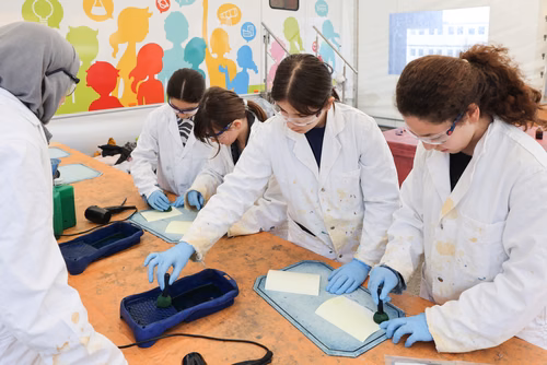 Rempli d’expérimentations ludiques, Le Bus des sciences de l’EPFL part ce printemps à la rencontre des écoles de Suisse romande. Un programme pédagogique lancé il y a quinze ans, qui a permis à plus de 45'000 enfants de découvrir les sciences et les technologies.