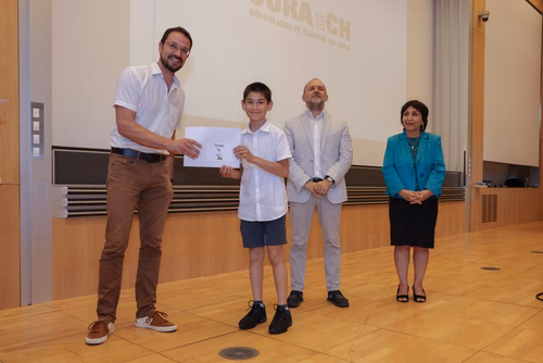 Remise des attestations aux participantes et participants aux cours organisés par le Service de Promotion des Sciences dans le canton du Jura. Avec la participation, pour cette édition, du ministre de l'enseignement, Martial Coutet et du vice-président pour l’innovation et l’impact, Edouard Bugnon