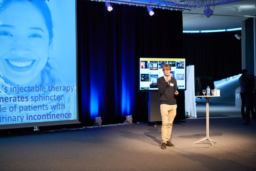 22 entrepreneurs ont participé au concours de “pitch” devant 400 personnes lors de la Startup Champions Seed Night coorganisée par l’EPFL Alumni et venturelab au Forum Rolex Learning Center. Tej Tadi (PhD SV’11), fondateur et CEO de MindMaze, était l’invité d’honneur de cette édition.