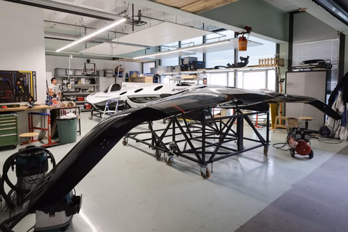 L’équipe SP80 vient d’accrocher pour la première fois un kite à son bateau, une nouvelle étape vers la tentative de battre le record du monde de vitesse à la voile et d’atteindre 150km/h à la seule force du vent. Un projet qui rassemble depuis cinq ans alumni, étudiantes et étudiants de l’EPFL.