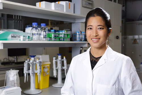 Nako Nakatsuka, chimiste analytique et professeure assistante tenure track à l’EPFL, raconte son parcours académique hors du commun, jalonné de réussites aussi bien scientifiques que sportives.