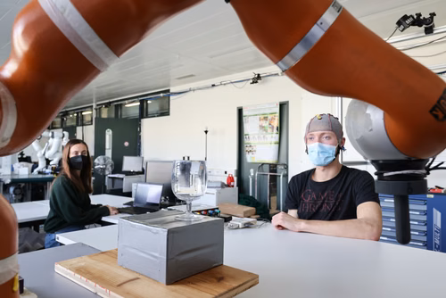 Deux groupes de recherche de l’EPFL ont développé un programme informatique d’apprentissage machine connecté au cerveau. Il permet au robot d’ajuster son comportement en fonction des impulsions cérébrales qu’il reçoit. Cette découverte se destine à fournir plus d’autonomie aux personnes souffrant de tétraplégie.  Aude Billard, professeure et directrice du laboratoire d’algorithmes et systèmes d’apprentissage de l’EPFL