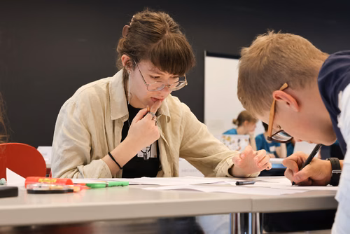 Le concours Alkindi-suisse est une compétition de cryptographie qui a lieu chaque année et ouverte aux classes de 9e, 10e et 11e secondaires. Il est organisé par l’EPFL, les associations Animath et France-ioi. La participation est entièrement gratuite.