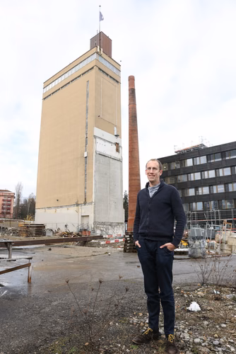 Projet de Master – Un ancien étudiant en génie civil de l’EPFL a analysé les performances des nouveaux outils technologiques qui pourraient aider à l’avenir les experts envoyés sur le terrain inspecter les fissures problématiques dans les ouvrages d’art. Hugo Nick devant un pilier du viaduc de Chillon, dans le canton de Vaud.