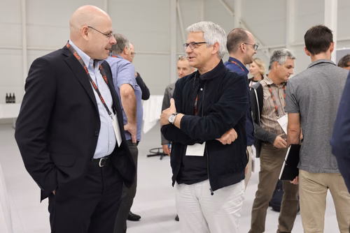 Après 3 ans de travaux, l’EPFL inaugure aujourd’hui sa nouvelle centrale thermique qui permet au campus lausannois de se chauffer et de se refroidir intégralement avec l’eau du lac et en exploitant la chaleur dégagée par son centre de données. Pour l’École, il s’agit d’une étape majeure en vue d’atteindre la neutralité carbone.