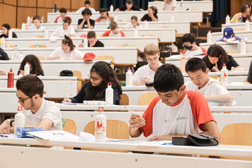 Le championnat des jeux mathématiques et logiques est une compétition populaire et scolaire organisée chaque année à l’échelon européen. Il voit s’affronter des passionné·e·s de mathématiques de toutes générations venus d’une douzaine de pays. Sa finale internationale, qui a traditionnellement lieu à Paris, sera cette année organisée à Lausanne (EPFL). La FSJM gère depuis plus de 30 ans l’organisation de ce championnat en Suisse. Finale sur le Campus EPFL
