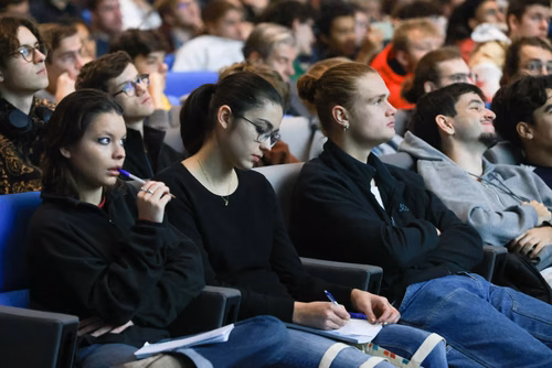 Un événement d’envergure pour préparer son avenir. Comme chaque année, l’EPFL, via son Service de promotion de l’éducation et en collaboration avec ses facultés, se réjouit d'accueillir les gymnasiennes et gymnasiens sur son campus. L’École propose de venir découvrir ses filières de formation, sa communauté estudiantine, son corps enseignant, ses équipes de recherche, les divers services dédiés aux étudiantes et étudiants débutant à l’EPFL, ainsi que les multiples associations chargées d’animer la vie socia