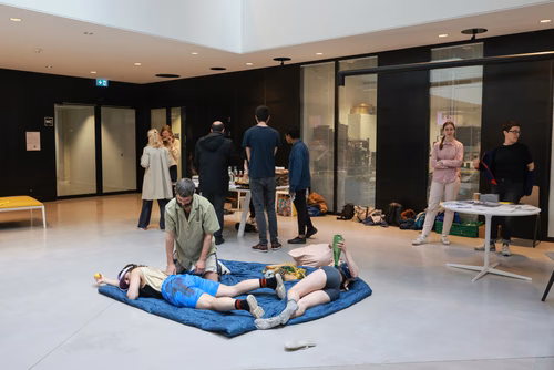 Dans le cadre du festival Les Culturelles du CDH-Culture et suite au workshop RUINED qui a permis à des étudiant·es de fabriquer une sculpture en mycelium, la performance MOLDING propose un ensemble de gestes performatifs dans le prolongement de l’œuvre vivante.