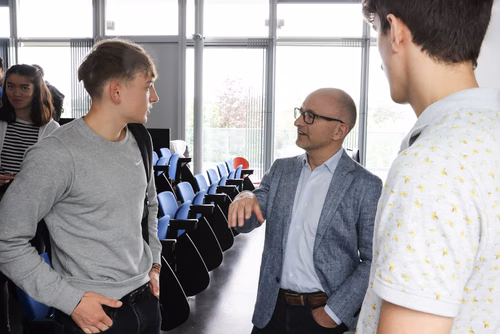 Cours Turing adressés aux gymnasiens, gymnasiennes de suisse romande. Ces cours sont organisés par la faculté IC