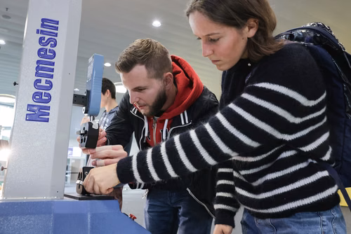 Un événement d’envergure pour préparer son avenir. Comme chaque année, l’EPFL, via son Service de promotion de l’éducation et en collaboration avec ses facultés, se réjouit d'accueillir les gymnasiennes et gymnasiens sur son campus. L’École propose de venir découvrir ses filières de formation, sa communauté estudiantine, son corps enseignant, ses équipes de recherche, les divers services dédiés aux étudiantes et étudiants débutant à l’EPFL, ainsi que les multiples associations chargées d’animer la vie socia
