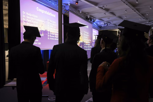 Cette cérémonie a pour objectif de remettre les Prix de la Recherche de l'EPFL aux lauréat·es et de féliciter toutes les doctorantes et doctorants qui ont terminé leur thèse avec succès cette année.