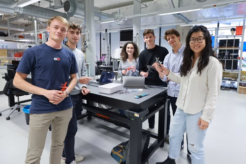 PROJETS ETUDIANTS - 14 étudiantes et étudiants en génie mécanique ont choisi de passer un semestre dans la tête de Léonard de Vinci. S’appuyant sur ses dessins réalisés au 15e et 16e siècle, les futurs ingénieurs ont construit d’ingénieuses machines, les transformant même, pour mieux en comprendre leur fonctionnement.