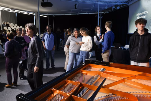 Dans le cadre de l’exposition Musica ex Machina, EPFL Pavilions présente un concert exceptionnel entre mathématiques, musique et pensée computationnelle, donné par le pianiste, compositeur et improvisateur américano-taïwanais Kit Armstrong.