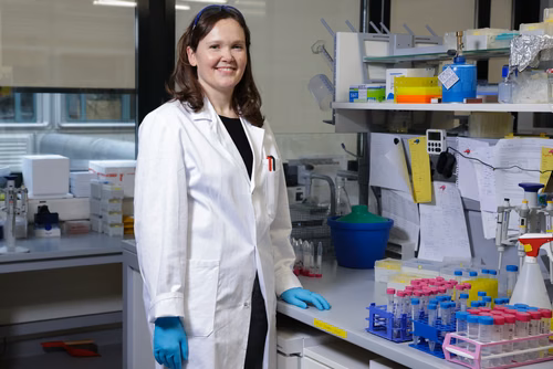 Professeure de chimie à l’EPFL, Angela Steinauer raconte l’impact que le programme FLP pour les femmes en science a eu sur sa carrière. Les candidatures pour 2025 sont ouvertes.