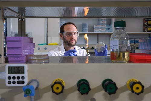 Markus Jeschek est professeur assistant tenure track, titulaire de la Chaire Lonza en biosynthèse durable de l’EPFL. Ses recherches portent sur la création de microbes synthétiques dotés de nouvelles capacités.