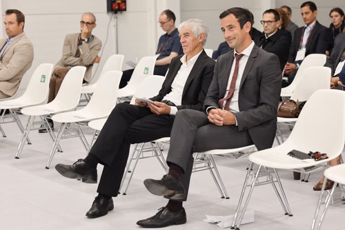 Après 3 ans de travaux, l’EPFL inaugure aujourd’hui sa nouvelle centrale thermique qui permet au campus lausannois de se chauffer et de se refroidir intégralement avec l’eau du lac et en exploitant la chaleur dégagée par son centre de données. Pour l’École, il s’agit d’une étape majeure en vue d’atteindre la neutralité carbone.