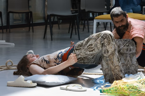Dans le cadre du festival Les Culturelles du CDH-Culture et suite au workshop RUINED qui a permis à des étudiant·es de fabriquer une sculpture en mycelium, la performance MOLDING propose un ensemble de gestes performatifs dans le prolongement de l’œuvre vivante.
