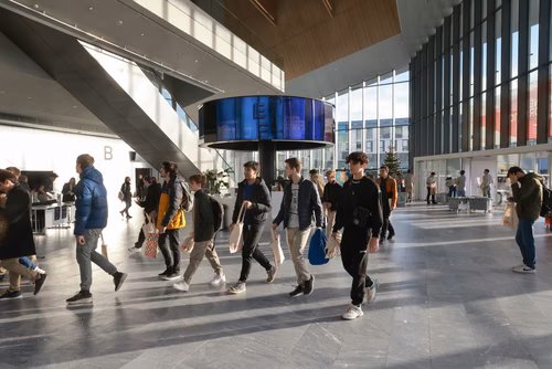 Un événement d’envergure pour préparer son avenir. Comme chaque année, l’EPFL, via son Service de promotion de l’éducation et en collaboration avec ses facultés, se réjouit d'accueillir les gymnasiennes et gymnasiens sur son campus. L’École propose de venir découvrir ses filières de formation, sa communauté estudiantine, son corps enseignant, ses équipes de recherche, les divers services dédiés aux étudiantes et étudiants débutant à l’EPFL, ainsi que les multiples associations chargées d’animer la vie socia