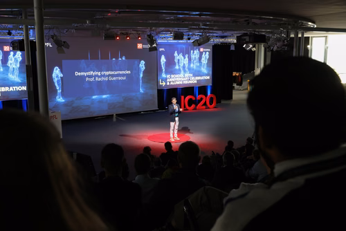 Cette année, la Faculté informatique et communications célèbre son 20e anniversaire, une étape importante dans un domaine qui s’est transformé au cours des deux dernières décennies. Durant cette période, des milliers d’étudiantes et étudiants en bachelor, en master et en doctorat ont obtenu leur diplôme, et ont ensuite contribuer à l’évolution de la branche, tant dans le milieu universitaire que dans le secteur privé.