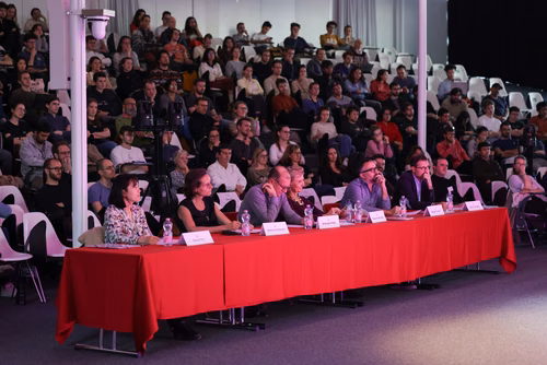 The 14 PhD Students finalists of the competition My Thesis in 180 seconds (MT180) present their research in simple, straightforward terms in 3 minutes exactly, in English or in French, using humour, metaphores and examples. A jury made up of people from the scientific community and the broader science world, the business world and the media decide between the doctoral candidates and award a prize to the three best candidates. The prizes are CHF 1000, CHF 700 and CHF 400 for the 1st, 2nd and 3rd places. 