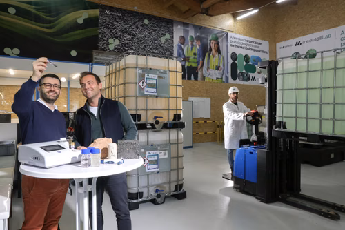 Une étude démontre la pertinence de nouvelles souches environnementales pour la fabrication de biociment. Son premier auteur, Dimitrios Terzis, est chercheur à l’EPFL et co-fondateur de la start-up Medusoil. Depuis 2024, la start-up produit ses liants durables dans le canton de Vaud.