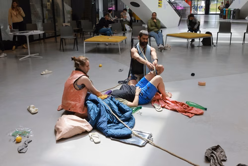 Dans le cadre du festival Les Culturelles du CDH-Culture et suite au workshop RUINED qui a permis à des étudiant·es de fabriquer une sculpture en mycelium, la performance MOLDING propose un ensemble de gestes performatifs dans le prolongement de l’œuvre vivante.