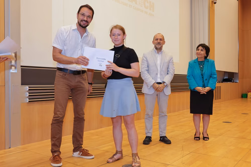 Remise des attestations aux participantes et participants aux cours organisés par le Service de Promotion des Sciences dans le canton du Jura. Avec la participation, pour cette édition, du ministre de l'enseignement, Martial Coutet et du vice-président pour l’innovation et l’impact, Edouard Bugnon