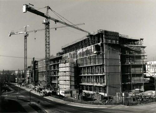 UNIL, bâtiment de chimie, menuiserie extérieure (fenêtres) en chantier.