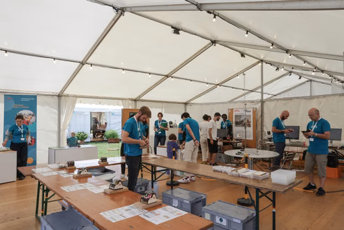 Organisée par le Musée d’histoire des sciences de la Ville de Genève, la Nuit de la science attire, à chaque édition, plus de 30’000 curieux ou passionnés de la science et propose une cinquantaine de stands, ateliers et autres animations qui permettent aux scientifiques d’aller à la rencontre du grand public. Ce dialogue est à la base d’une communication indispensable pour faire découvrir les sciences d’aujourd’hui que ce soit auprès des adultes ou des jeunes. Service de promotion des sciences de l'EPFL 