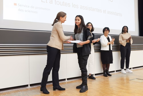 Journée à la découverte des Sciences Remise attestations "Internet & Code pour les filles" Service de la promotion des Sciences de l'EPFL 