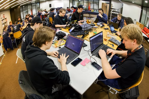 Capture The Flag (capture du drapeau) ou CTF est une compétition de cybersécurité dont le but est de faire de l’ingénierie inverse, de décrypter et de pirater des systèmes informatiques pour capturer des drapeaux et gagner des points pour son équipe. Final