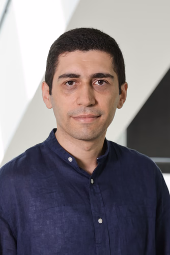 Son éducation le destinait à devenir médecin, chercheur ou enseignant. Selman Sakar est parvenu à combiner les trois. Selon le meilleur enseignant 2023 de la section de génie mécanique de l’EPFL, la science est avant tout une manière de contribuer à rendre le monde meilleur. Il n’en attend pas moins de ses étudiantes et étudiants.