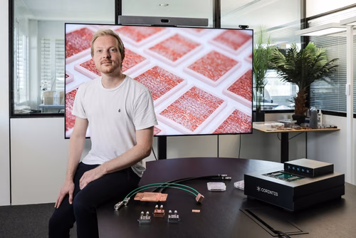 Pionnier des systèmes de refroidissement liquide intégrés sur les puces durant son doctorat, Remco van Erp raconte comment l’interdisciplinarité du Powerlab et l’essor de l’IA générative ont donné l’impulsion à sa start-up, Corintis.
