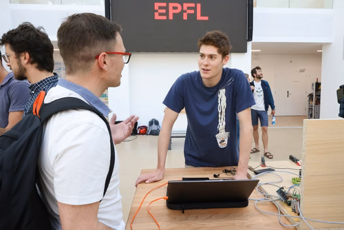 Durant le cours intitulé « Assistive Technology Challenge », des étudiants de l’EPFL ont développé des solutions personnalisées pour des patients atteints de handicap moteur.