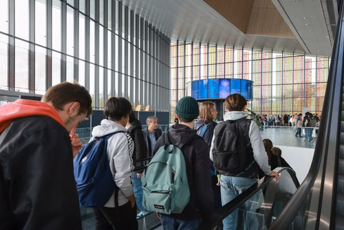 Un événement d’envergure pour préparer son avenir. Comme chaque année, l’EPFL, via son Service de promotion de l’éducation et en collaboration avec ses facultés, se réjouit d'accueillir les gymnasiennes et gymnasiens sur son campus. L’École propose de venir découvrir ses filières de formation, sa communauté estudiantine, son corps enseignant, ses équipes de recherche, les divers services dédiés aux étudiantes et étudiants débutant à l’EPFL, ainsi que les multiples associations chargées d’animer la vie socia