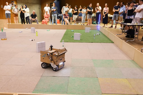 Quatre équipes de trois étudiants ont travaillé pendant un semestre pour concevoir et construire un robot de A à Z. Lors de la compétition, chacun des robots aura 10 minutes pour récolter le plus grand nombre de bouteilles vides et les ramener à la station de recyclage.