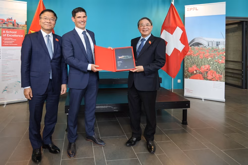 Visite d'une délégation du gouvernement vietnamien le 29 juillet 2025 à l'EPFL. Parmi le groupe, S.E. M. Le Thanh Long, Vice-premier ministre, et S.E. M. Nguyen Duc Hai, Vice-Président de l’Assemblée nationale, ainsi que des représentants de ministères clés et d’institutions nationales. La délégation a été accueillie par Ambrogio Fasoli, Vice-président pour les Affaires Académiques de l’EPFL, par Antoine Jourdan, directeur de SIP West EPFL et par Gillian Olivieri, directrice adjointe des Affaires internatio