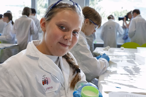 Destiné aux jeunes filles et garçons de sept à seize ans, il propose une approche pédagogique active et ludique qui éveille l’intérêt pour les sciences et pour les technologies. Ce, grâce à un partenariat avec UBS et la collaboration entre le Service de promotion des sciences de l’EPFL, l’EPFL Valais Wallis et le Canton du Valais. Canton du Valais  NCCR Catalysis, pôle de recherche du fonds national Suisse