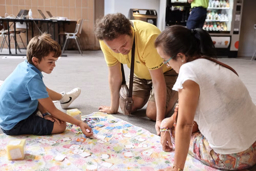 Le championnat des jeux mathématiques et logiques est une compétition populaire et scolaire organisée chaque année à l’échelon européen. Il voit s’affronter des passionné·e·s de mathématiques de toutes générations venus d’une douzaine de pays. Sa finale internationale, qui a traditionnellement lieu à Paris, sera cette année organisée à Lausanne (EPFL). La FSJM gère depuis plus de 30 ans l’organisation de ce championnat en Suisse. Finale sur le Campus EPFL