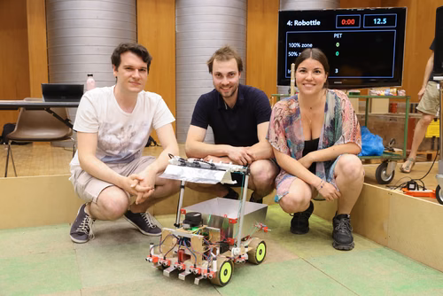 Quatre équipes de trois étudiants ont travaillé pendant un semestre pour concevoir et construire un robot de A à Z. Lors de la compétition, chacun des robots aura 10 minutes pour récolter le plus grand nombre de bouteilles vides et les ramener à la station de recyclage.