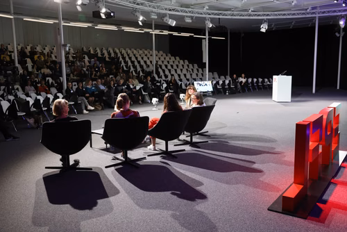 Bien que la représentation des étudiantes à l'EPFL ait progressé au cours des dix dernières années - atteignant désormais 30% -, de nombreux défis demeurent pour l'accès des filles et des femmes aux études et aux carrières scientifiques.