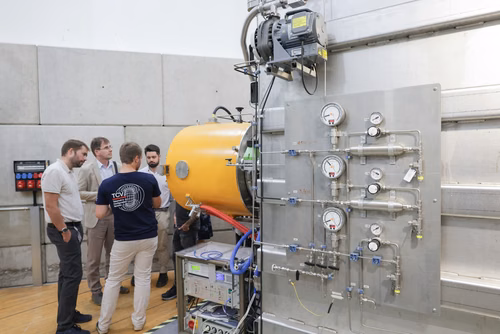 On September 21st, EPFL celebrate the 30th anniversary of its flagship experiment, the Tokamak à Configuration Variable (TCV). Operated by the Swiss Plasma Center as part of the EUROfusion Consortium, it is one of the key European facilities for the ITER project, which aims to demonstrate the scientific and technological feasibility of fusion as an energy source, and the development of DEMO, whose objective is to prove its commercial feasibility. The TCV Tokamak represents a major asset in the global effort