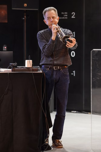 Dans le cadre de l'exposition actuelle Musica ex Machina, des artistes-chercheur·euses de l'Orpheus Instituut de Gand (BE) explorent l'espace intermédiaire. Ils·elles présentent des instruments nouveaux et étendus, des interfaces inédites, des objets quotidiens réaffectés et l'espace lui-même. Nous faisons l'expérience de l'interaction entre musiciens et algorithmes, de la mécanique à l'IA, dans la composition, l'improvisation et l'installation, pour sonder la technicité inhérente à la musique et à la fabri