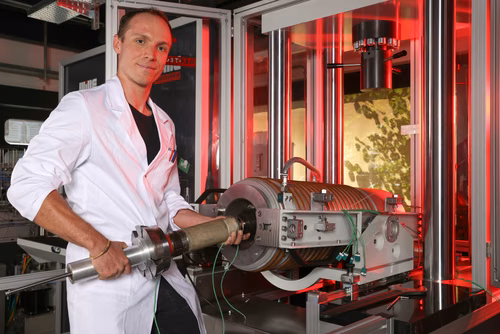Des scientifiques de l’EPFL apportent de nouvelles réponses à l’exploration de la géothermie de très grande profondeur, dite supercritique. Grâce à des simulations et des expériences en laboratoire, ils ont pu démontrer que la roche située entre cinq et huit kilomètres dans la croûte terrestre est aussi perméable aux fluides.