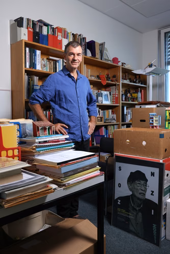 If you’re looking for Yves Pedrazzini, you’ll probably find him on the streets or at a local punk-rock club. The winner of the 2024 best teacher award for the architecture section has led a wide-ranging, uncompromising career marked by real-world experience with people from all walks of life.